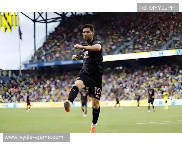 足球赛场慢动作镜头聚焦球星瞬间展现极致技巧与震撼魅力